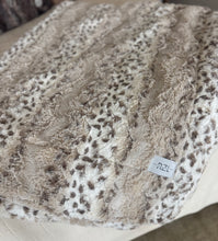 Load image into Gallery viewer, Taupe Wild Lynx